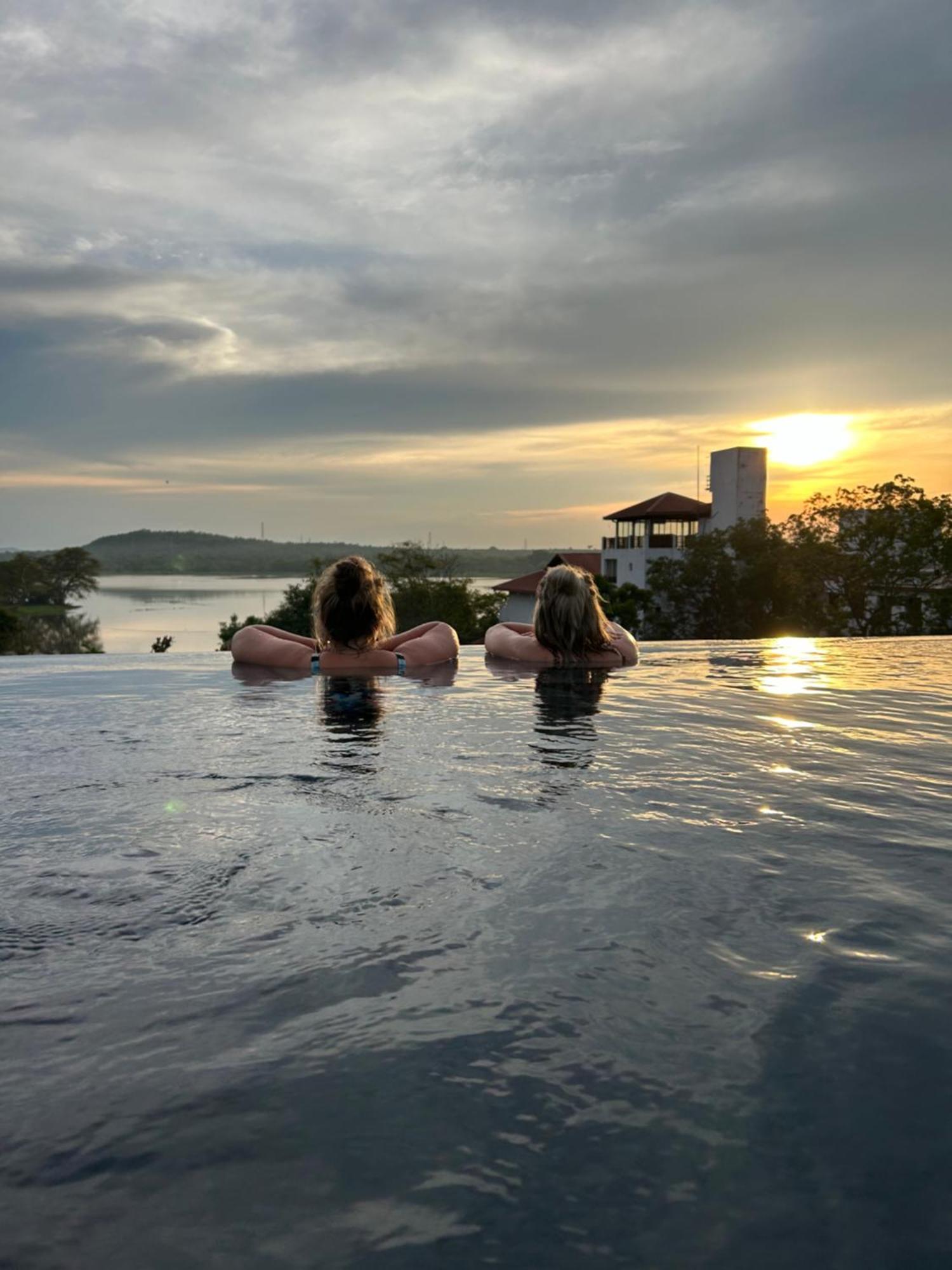 Sundown Lake Hotel & Spa Habarana Exterior photo