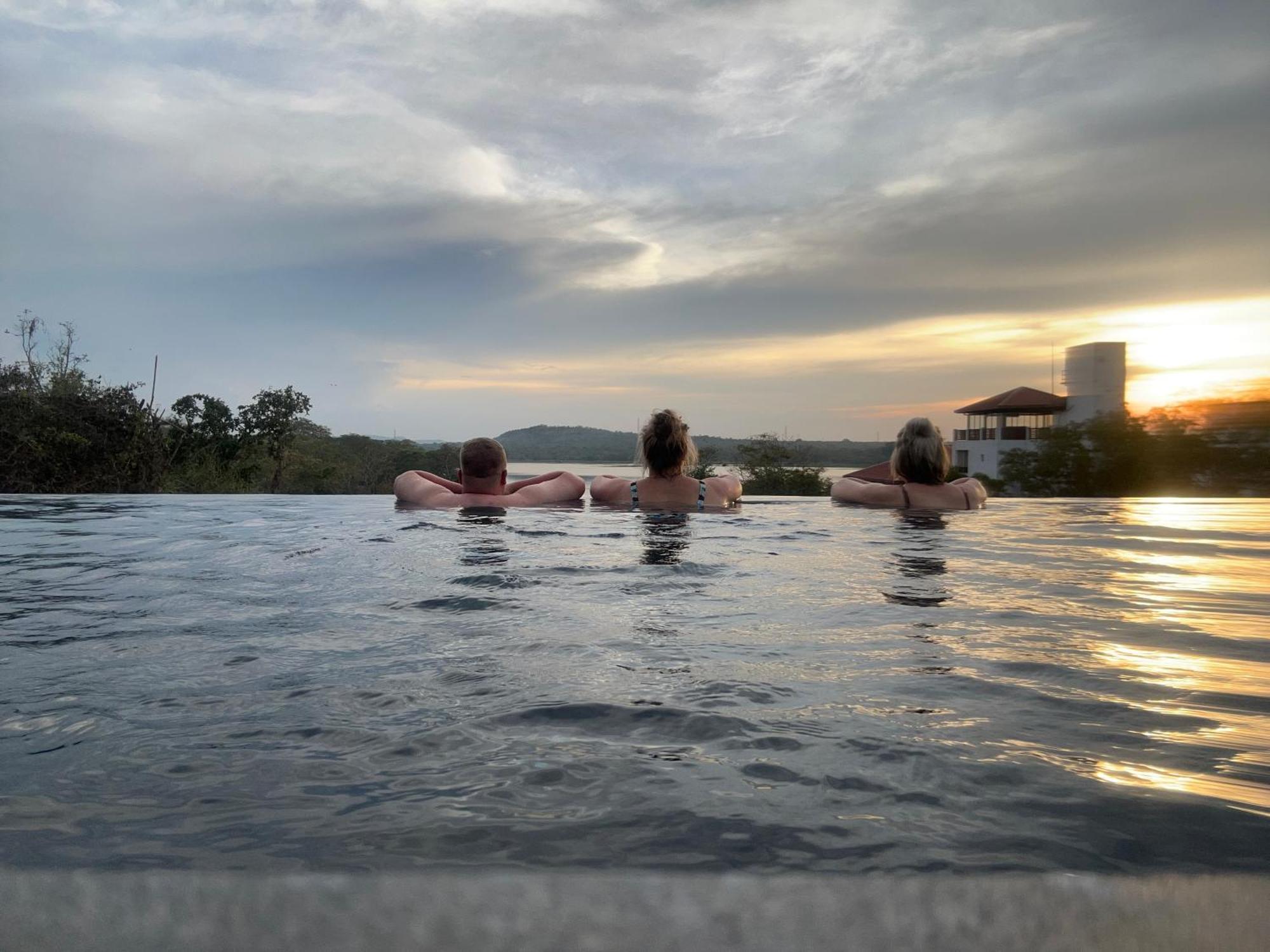 Sundown Lake Hotel & Spa Habarana Exterior photo