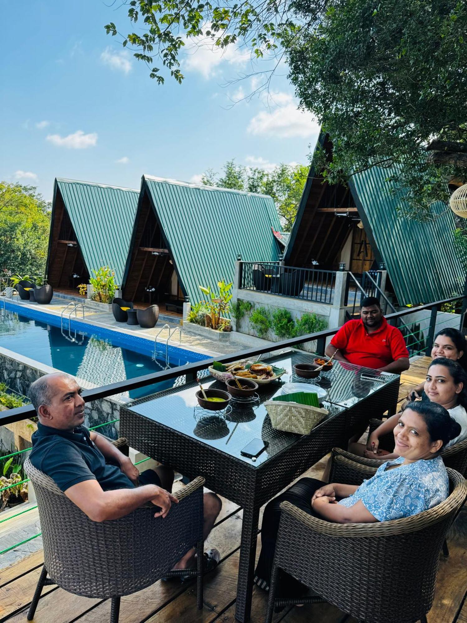 Sundown Lake Hotel & Spa Habarana Exterior photo